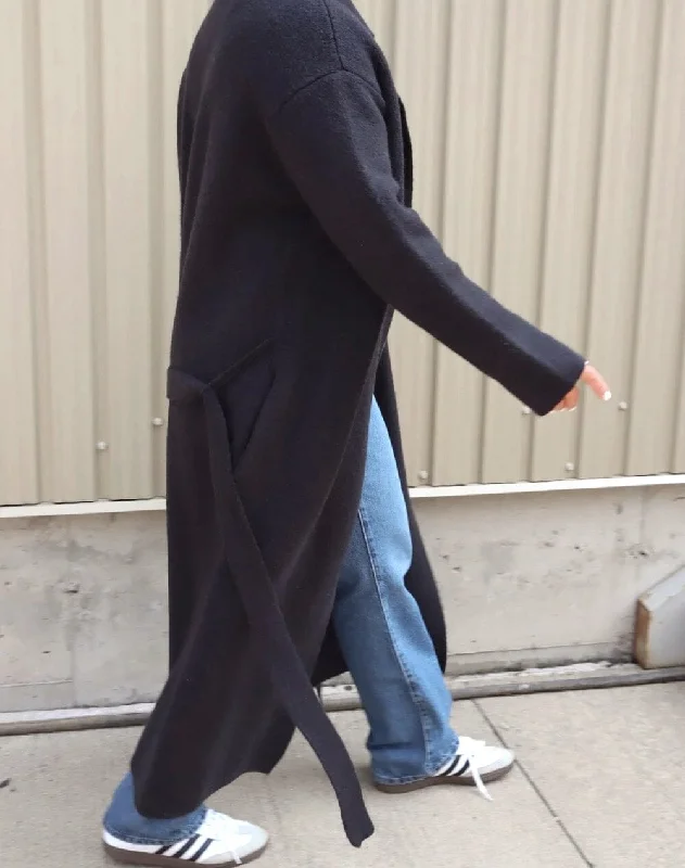 BLACK LIGHTWEIGHT ESSENTIAL COAT Three-Quarter Sleeve Elbow Sleeve Wrist Sleeve